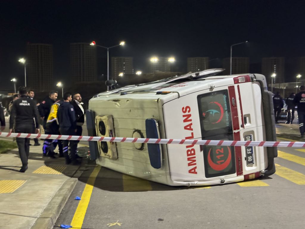 Aracın çarptığı, içinde hasta olan ambulans devrildi