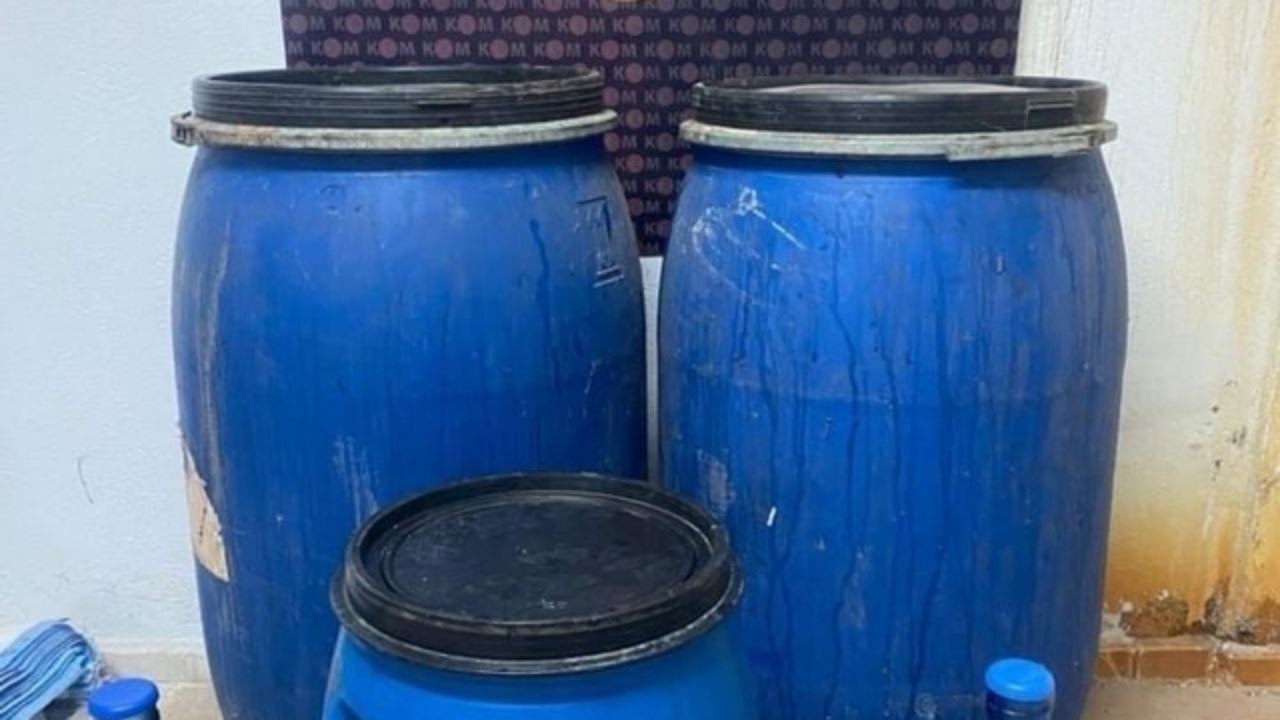 İş yerinden 580 litre sahte içki çıktı