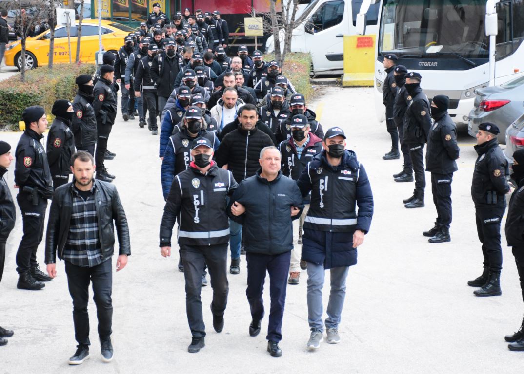 Eşzamanlı düzenlenen "Kafes-18 Operasyonu"nda yakalanan şüpheliler adliyeye sevk edildi