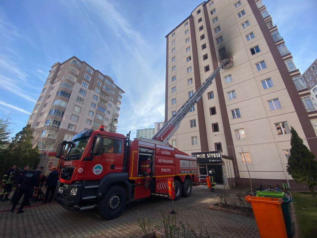 Apartmanda çıkan yangın korkulu anlara sahne oldu