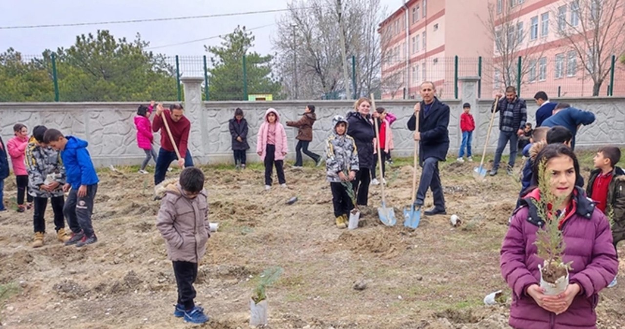 Minikler gelecekleri için fidanları toprakla buluşturdu