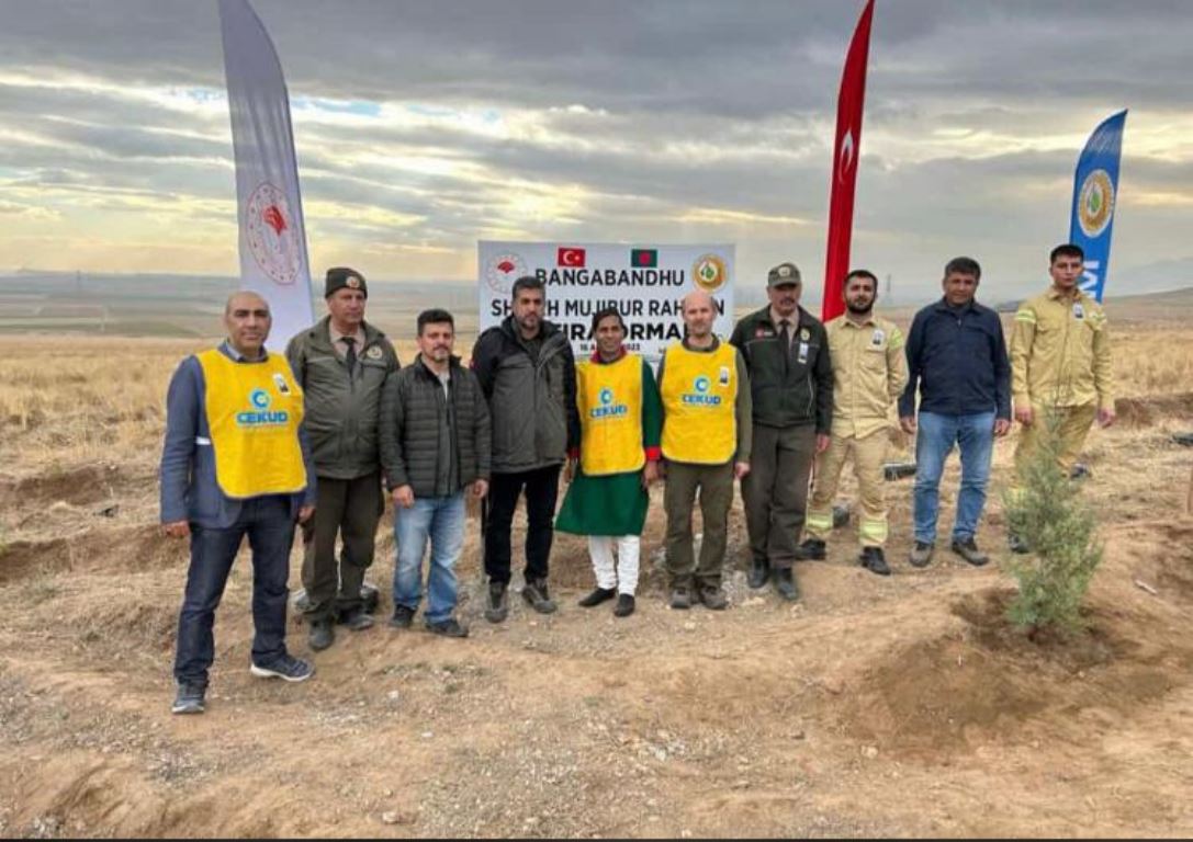 Konya'da Bangladeş hatıra ormanda fidanlar toprakla buluştu