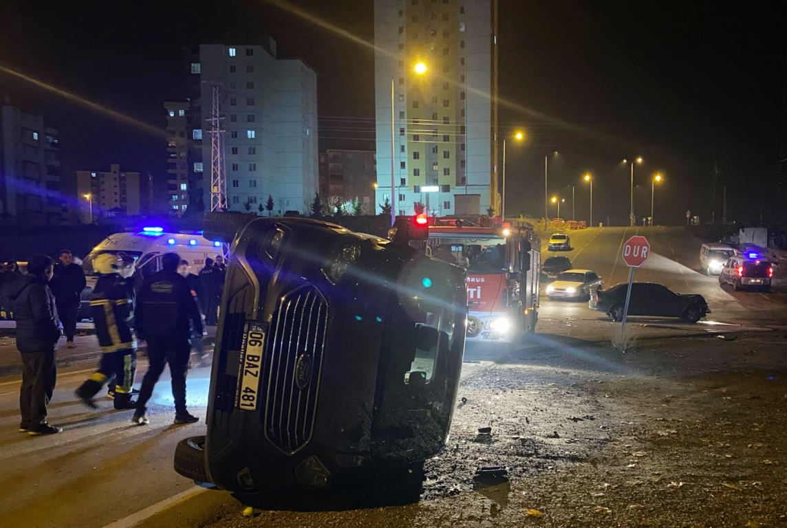 Minibüs ile otomobilin çarpışması sonucu 7 kişi yaralandı