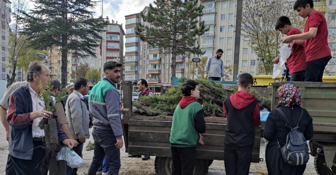 100. yıla özel 100 fidan toprakla buluştu