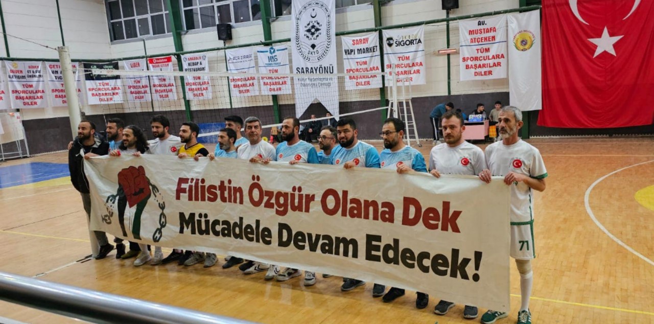 Filistin’e destek pankartı açıldı