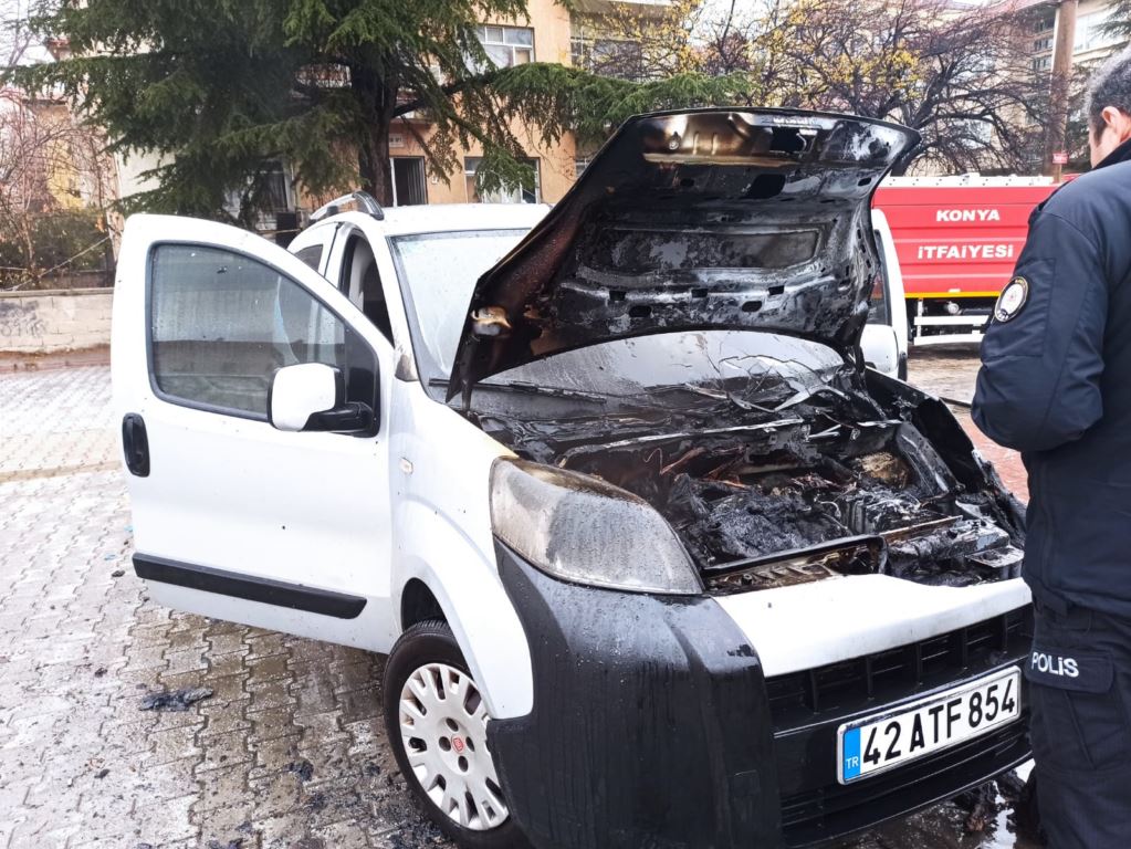 Konya'da park halindeki araç bir anda alevler içinde kaldı