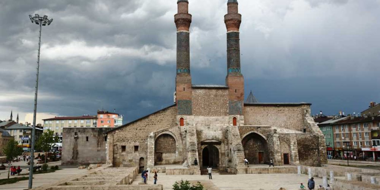 Sivas'ta tarihi medresenin duvarına yazı yazanlara soruşturma başlatıldı