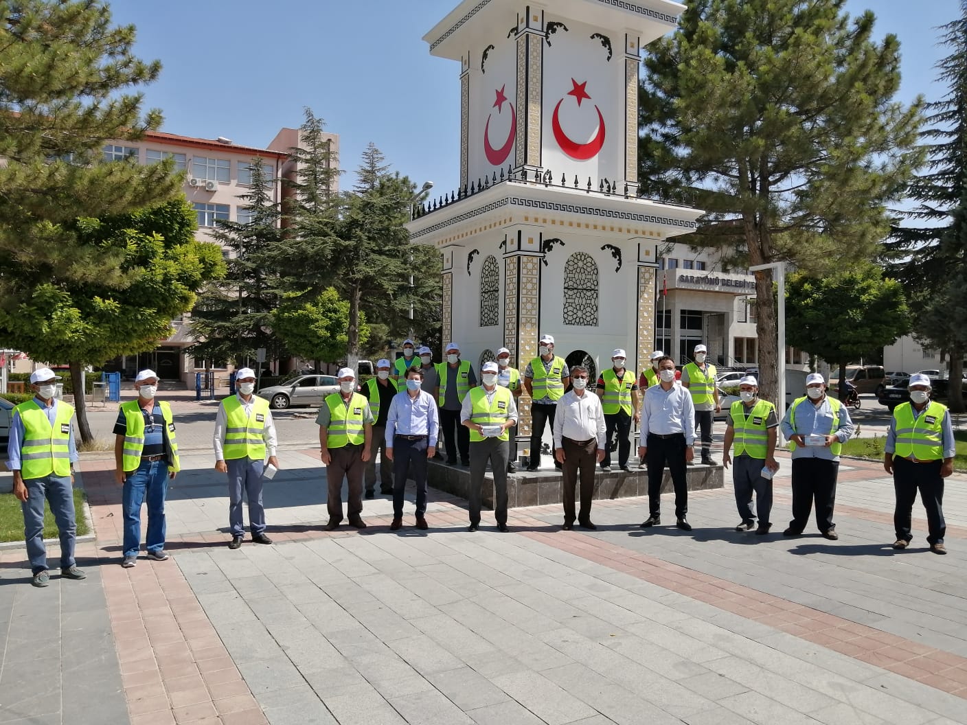 KOSKİ ve belediye personeli maske dağıttı