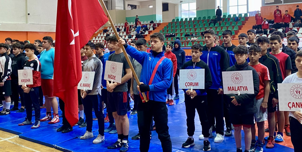 Okul sporları gençler güreş grup müsabakaları başladı