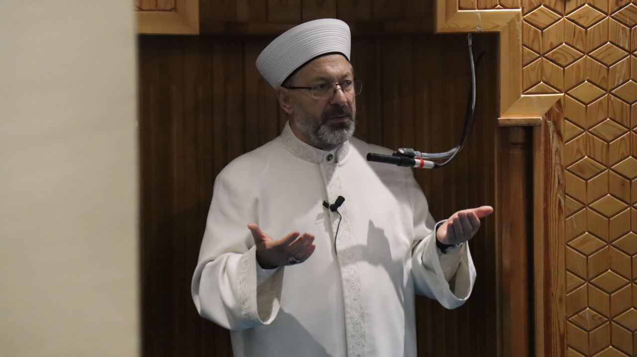 Diyanet İşleri Başkanı Erbaş, şehitler için dua etti