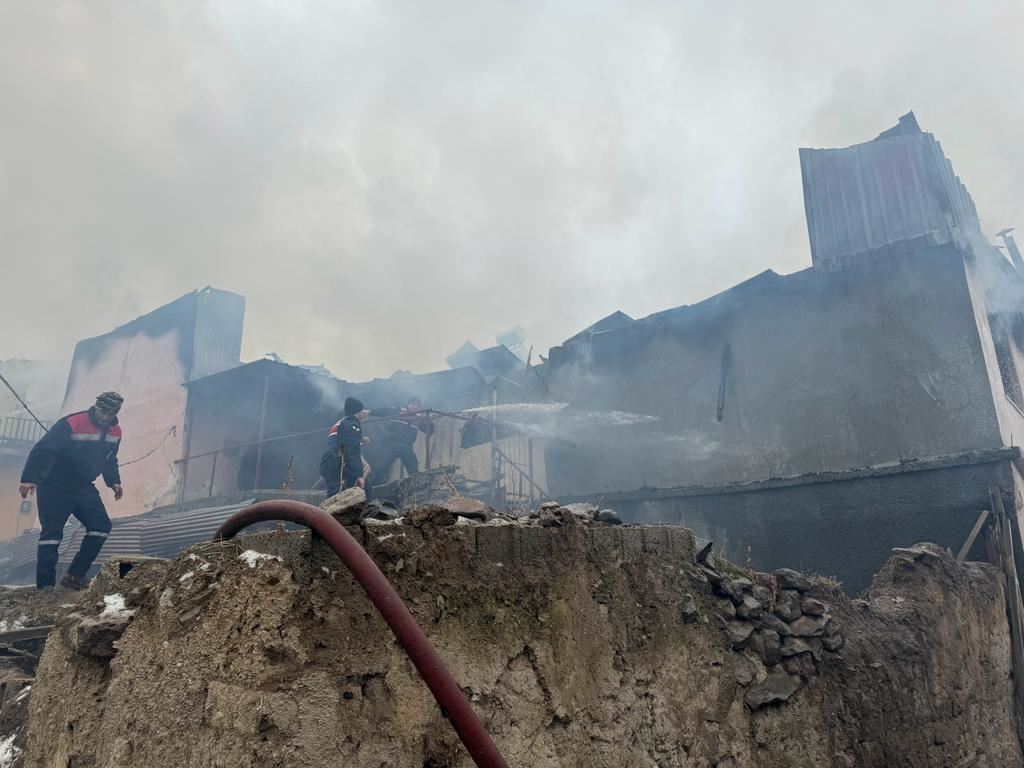 Balkona dökülen kül yangına neden oldu