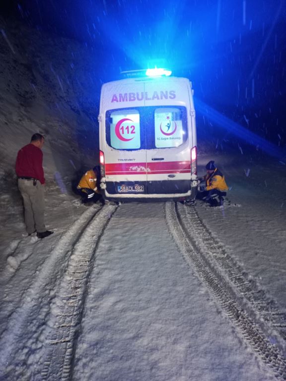 Kar'ın yolu kapattığı köyde mahsur kalan hasta, yol açılır açılmaz hastaneye kaldırıldı