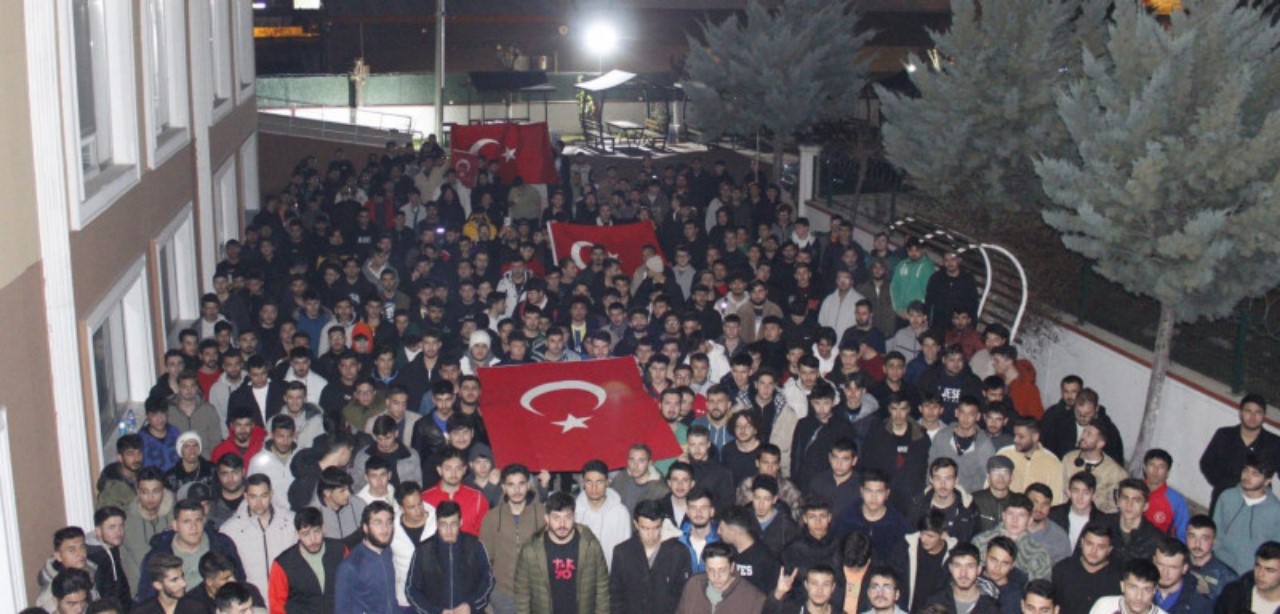 Öğrenciler terörü lanetlemek için bir araya geldi