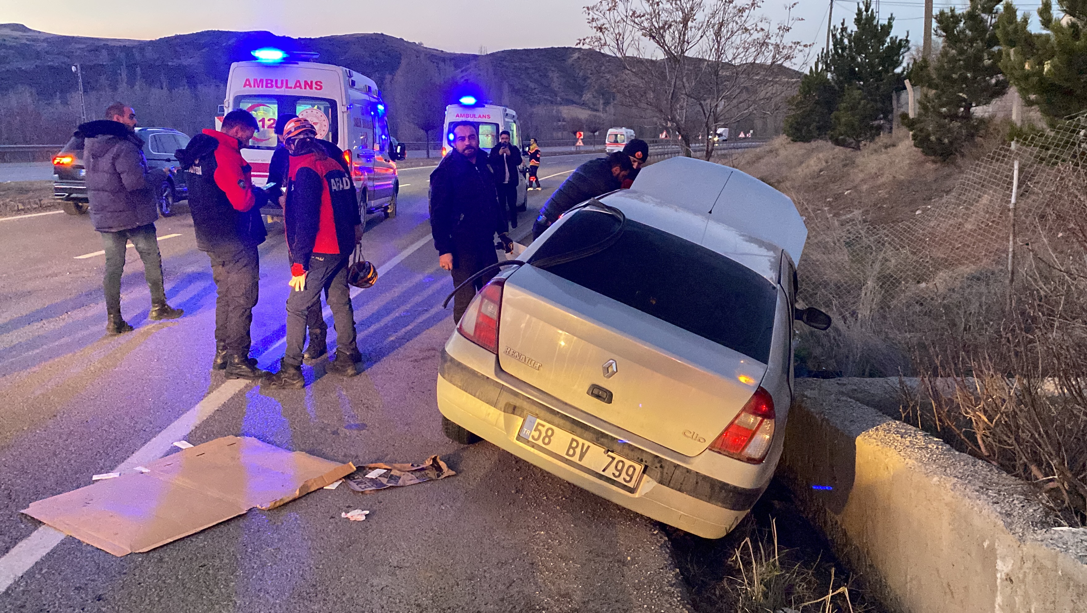 Otomobilin bariyerlere çarpması sonucu 4 kişi yaralandı