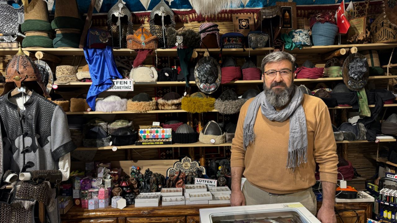 Konya'daki börk ustasının, Selçuklu temalı hediyelik eşyaları büyük ilgi görüyor