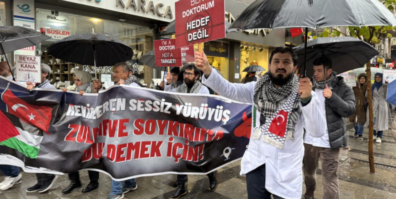 Sağlık çalışanları terör ve işgale "sessiz yürüyüş"le tepki verdi