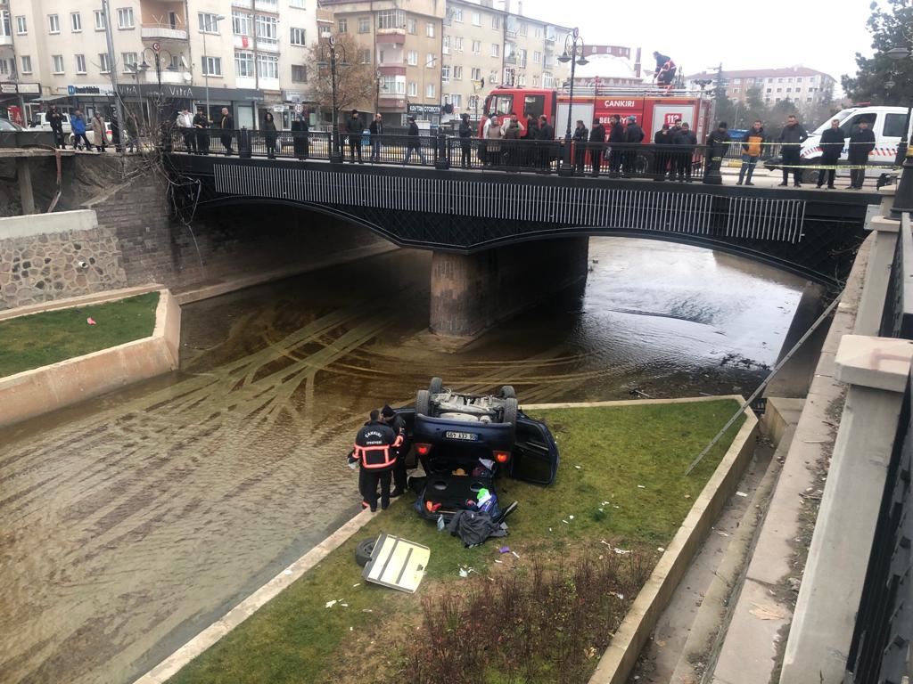 Otomobilin çaya devrilmesi sonucu 7 kişi yaralandı