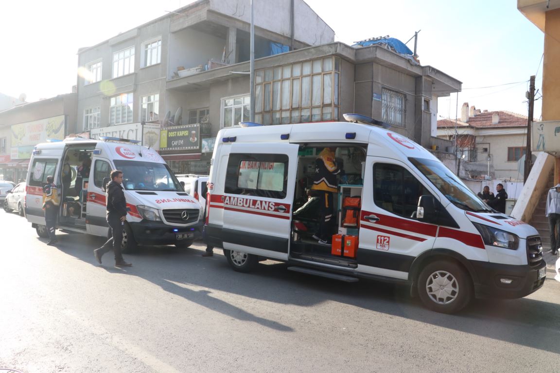 Silahlı saldırıda yoldan geçen çocuklar yaralandı