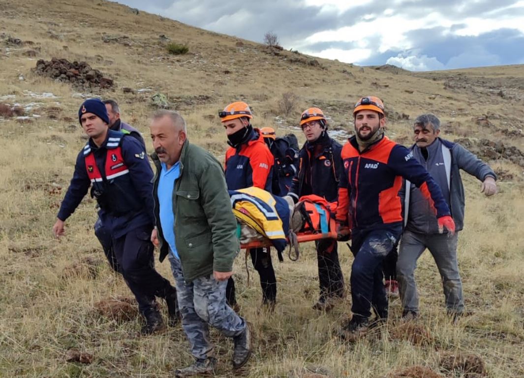 Dağda ayağı kırılan avcının imdadına jandarma ve AFAD ekipleri yetişti