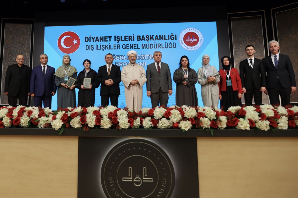 Diyanet İşleri Başkanı Erbaş, Avrupa'dan gelen gençlerle buluştu