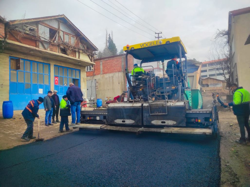 Sanayi sitesindeki ara yollar asfaltlanmaya devam ediyor