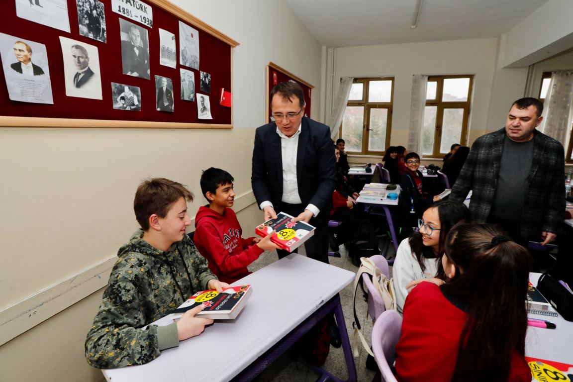 Belediyeden öğrencilere kaynak kitap desteği geldi