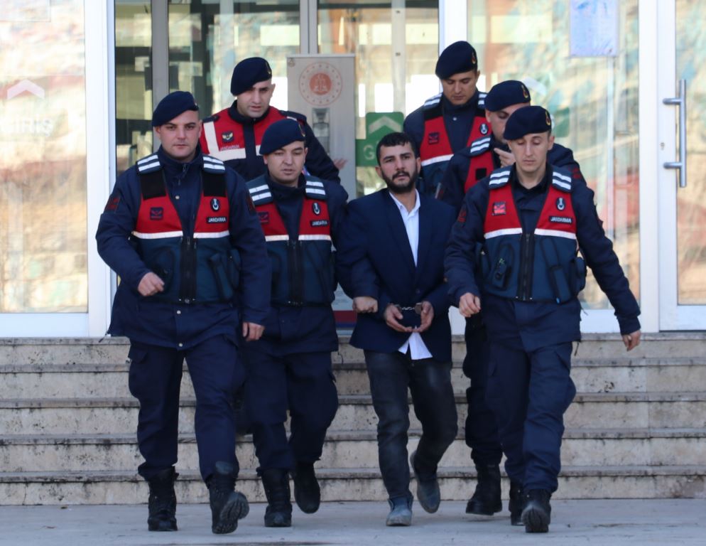 Firari hükümlü evin odasındaki çukurda yakalandı