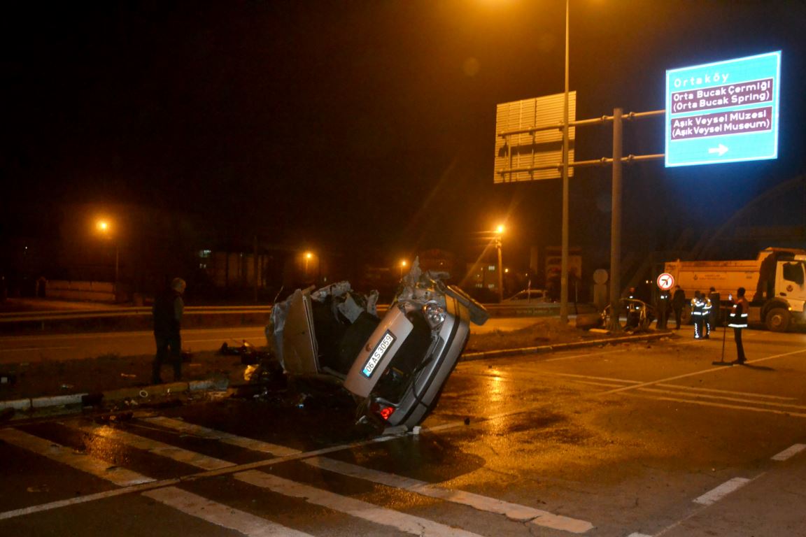 Kaza sonucu araçta sıkışan sürücü, itfaiye ekiplerince kurtarıldı