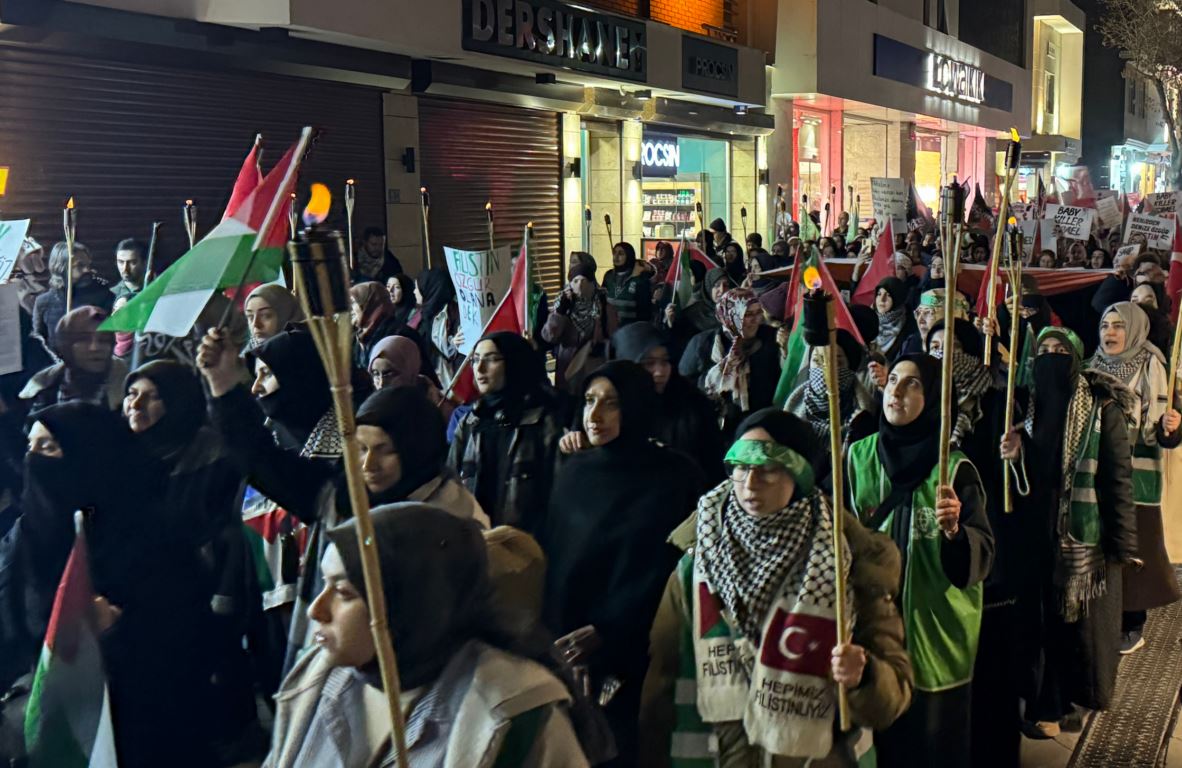 Konya'da, şehitler ve Filistin için meşaleli yürüyüş gerçekleştirildi