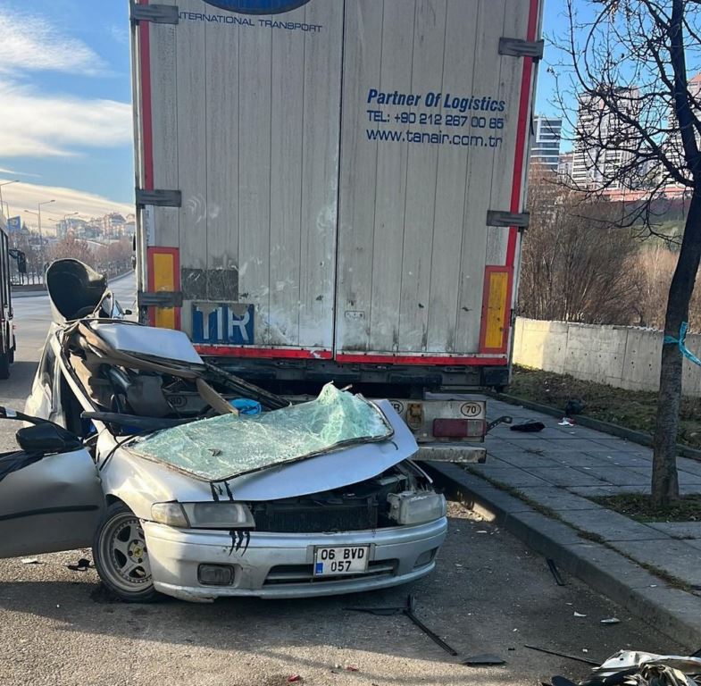 Park halindeki tıra arkadan çarpan aracın sürücüsü kurtarılamadı