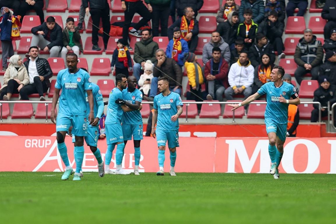 Sivasspor 3-1'lik galibiyetle sahadan ayrıldı