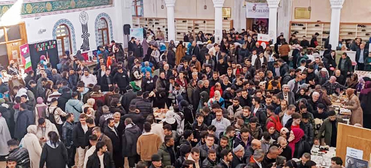 Müslüman kardeşlerine destek için hayır çarşısı açtılar