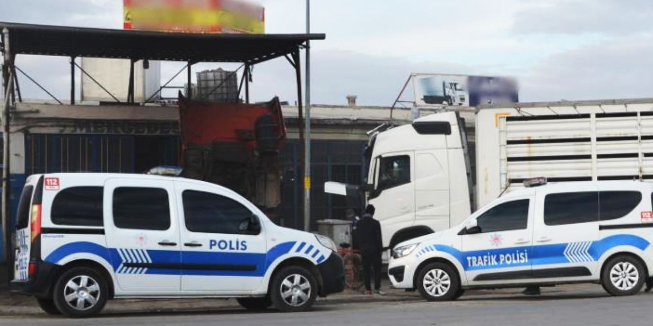 Kriko kaydı, tamir ettiği tırın kabininin altında kaldı