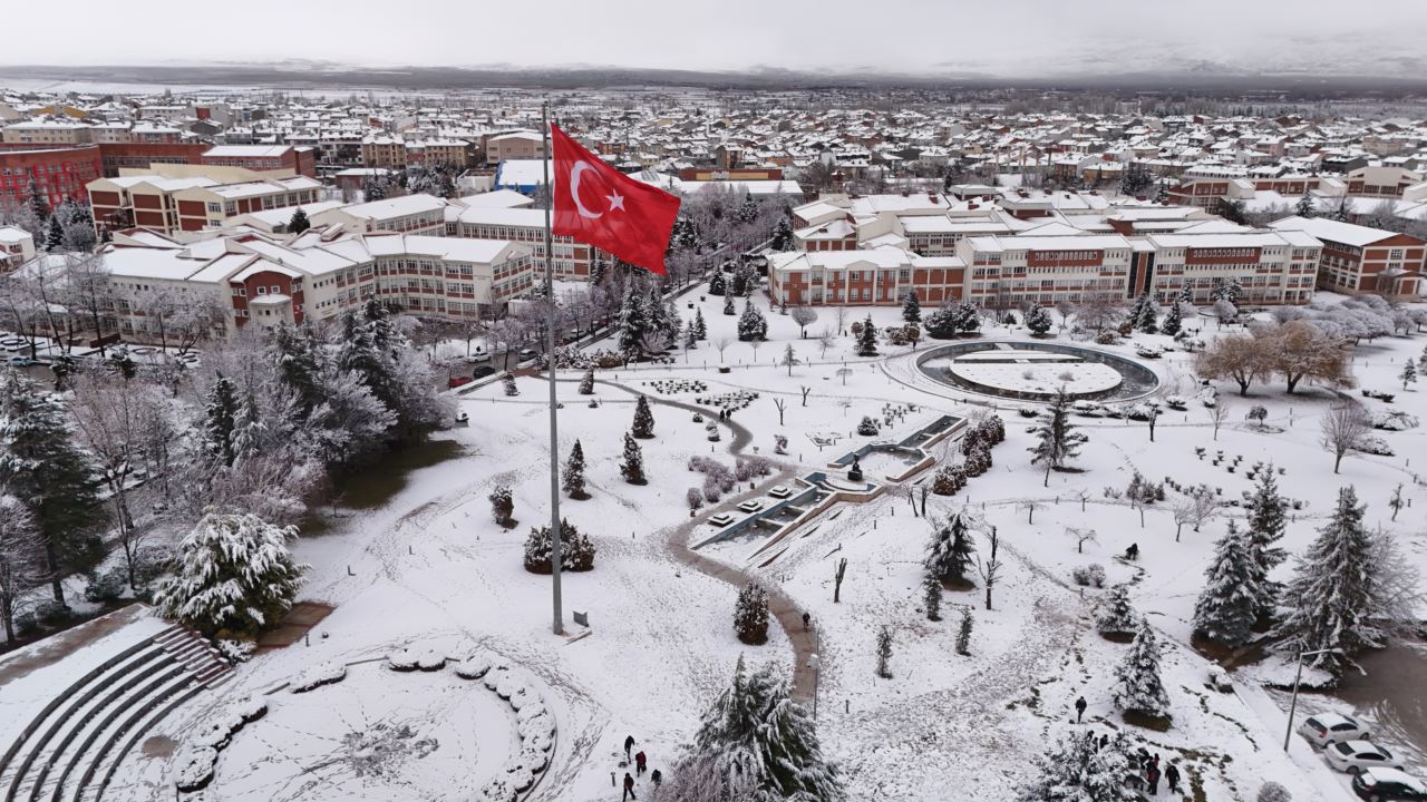 Dün akşam başlayan kar yağışı bazı yerlerde etkisini sürdürüyor