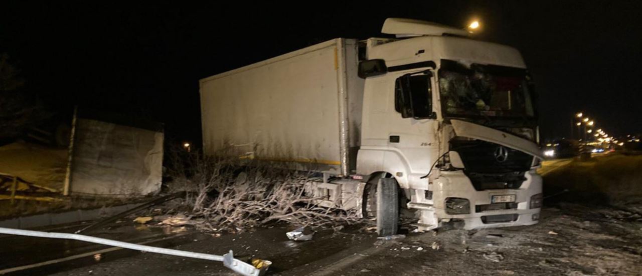 Kamyon devrilmesi nedeniyle kapanan yol ulaşıma açıldı