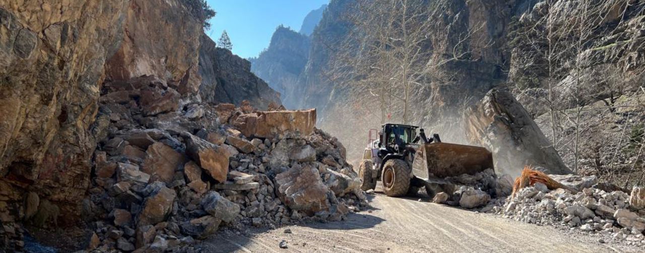 Heyelan, yolu ulaşıma kapattı