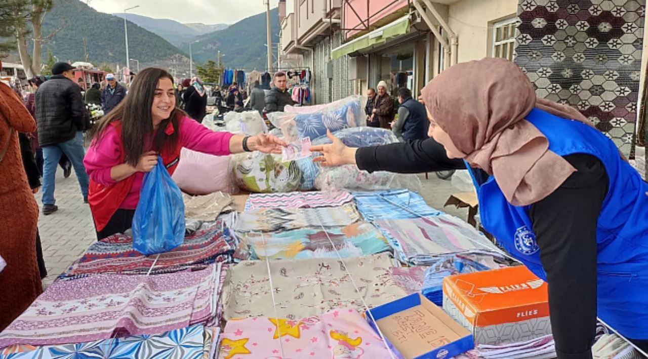 Gönüllü gençler herkese yardıma koşuyor