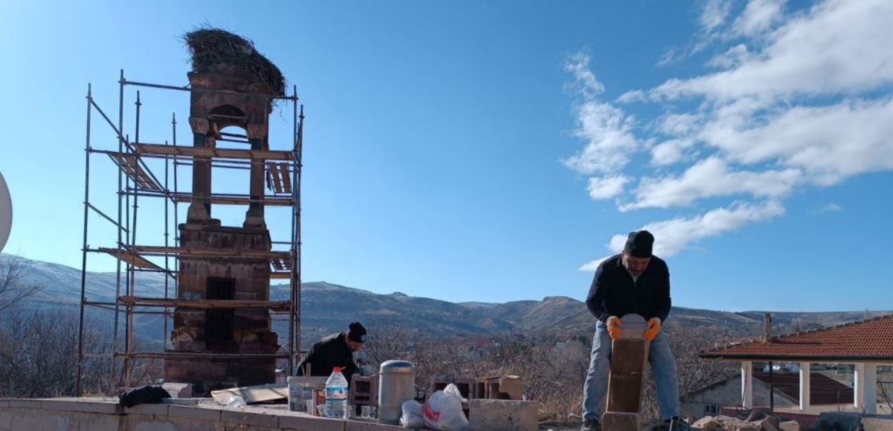 Tarihi çan kulesinin restorasyonu leylekler için nisana kadar tamamlanacak