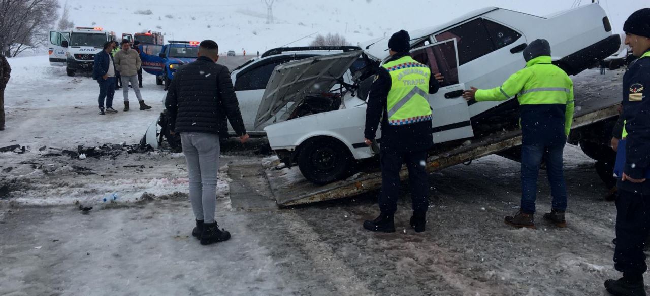 İki aracın çarpışmasıyla meydana gelen kazada, 1 kişi öldü, 6 kişi yaralandı