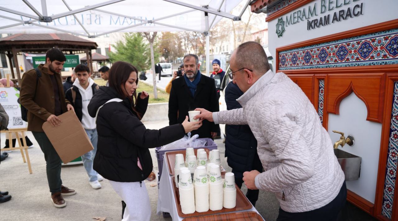 Sınav heyecanı yaşayan üniversitelilere çorba sürprizi