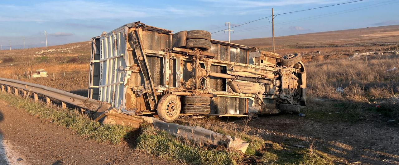 Kamyonla çarpışan kamyonetin sürücüsü yaralandı