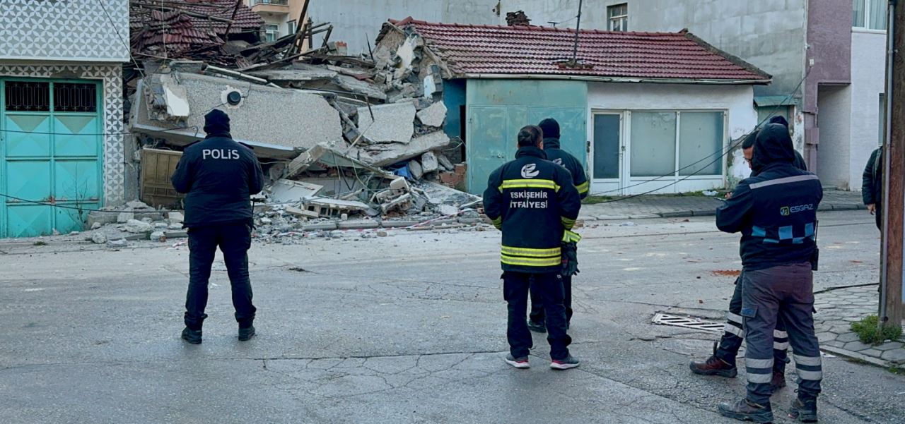 Kullanılmayan iki katlı eski bina çöktü