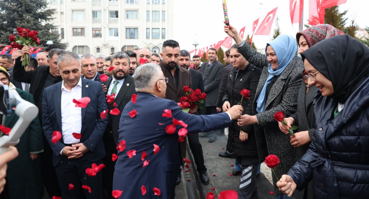 Yeniden aday olduğunu açıklayan Büyükkılıç, meşaleler ve karanfillerle karşılandı