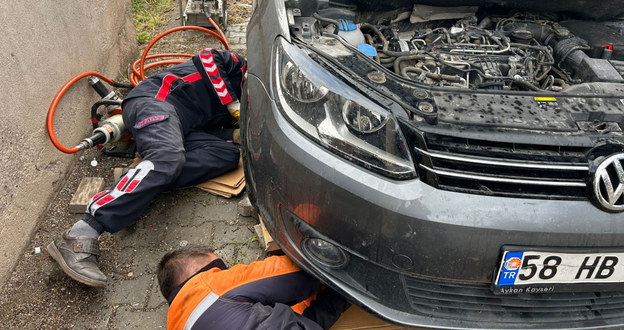 Aracın motoruna sıkışan kedi itfaiyenin çabalarıyla kurtuldu