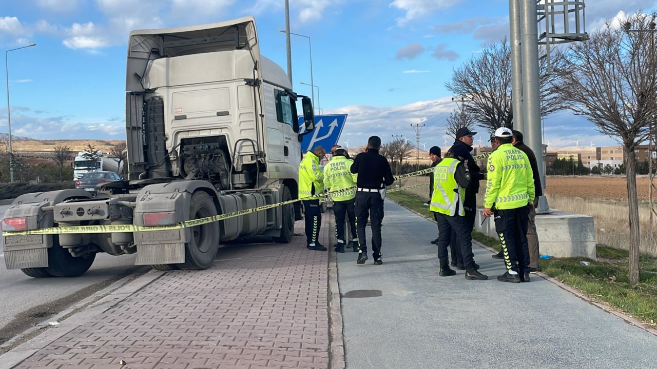 Konya'da talihsiz kaza; çekicinin çarptığı tabela başına isabet etti