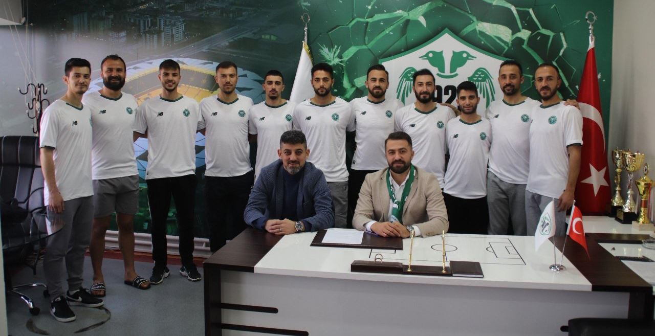 1922 Konyaspor'a 11 futbolcu imza attı