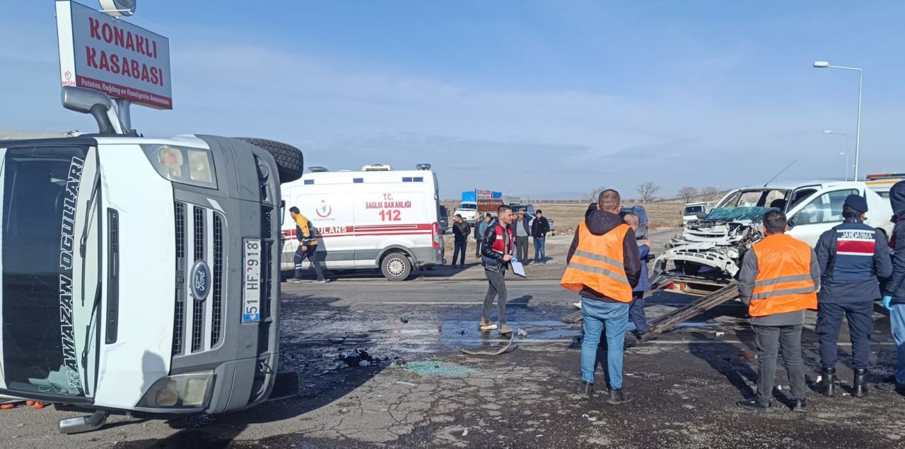 Kamyonet ile otomobilin çarpışması sonucu bir kişi feci şekilde can verdi