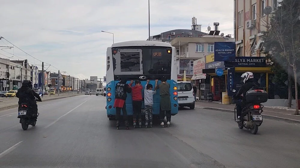 Hareket halindeki otobüse tutunan patenli çocuklar korkuttu