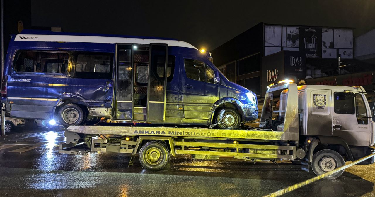 Minibüsle otomobilin çarpıştığı kazada 11 kişi yaralandı