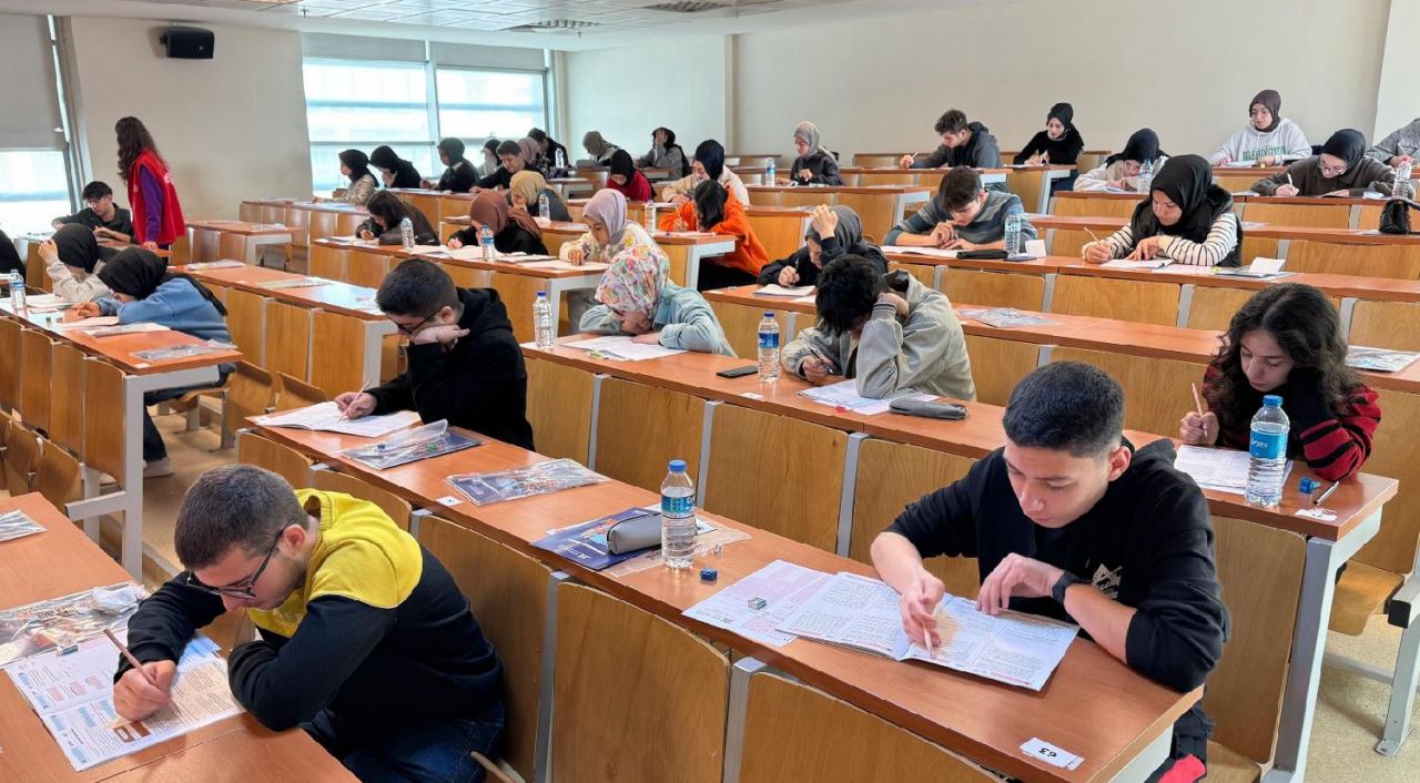 Ücretsiz deneme sınavına yüzlerce öğrenci katıldı